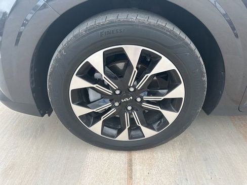 Used 2024 Kia Carnival EX FWD image 2