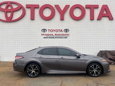 Used 2019 Toyota Camry SE image 4