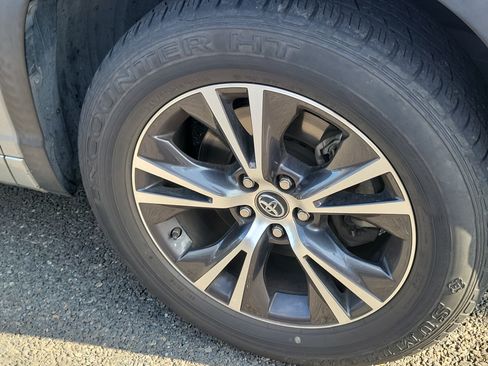 Used 2017 Toyota Highlander Plus FWD image 4
