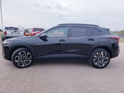 Used 2025 Chevrolet Trax RS w/ Sunroof Package image 4