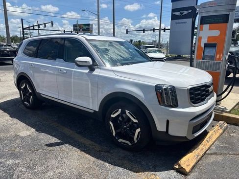 Used 2024 Kia Telluride S w/ S Sunroof Package FWD image 2