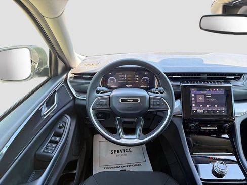 Used 2023 Jeep Grand Cherokee L Laredo image 16