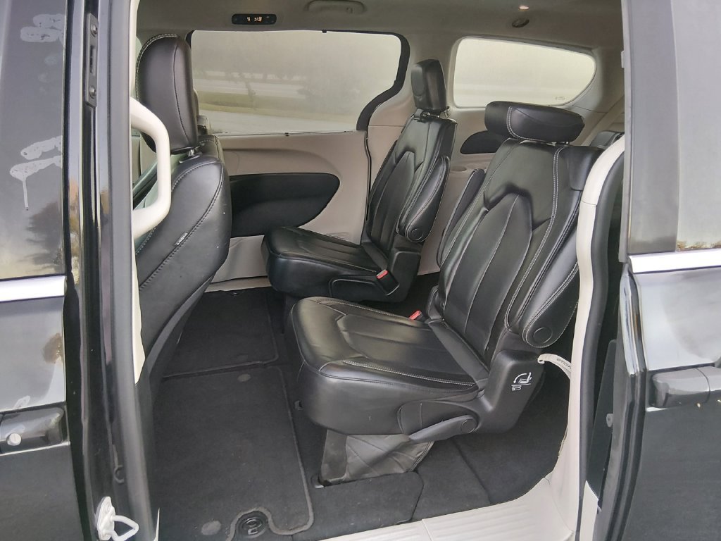 Used 2023 Chrysler Pacifica Touring-L FWD image 13