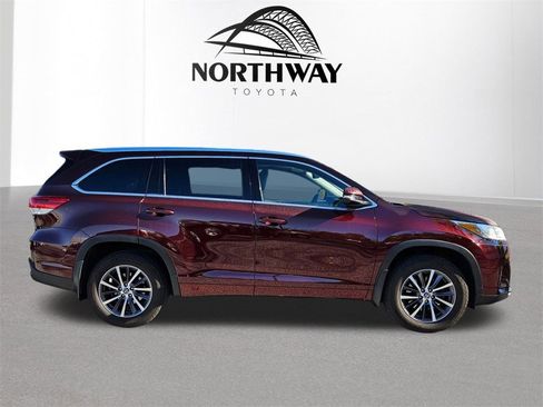 Used 2017 Toyota Highlander XLE image 3