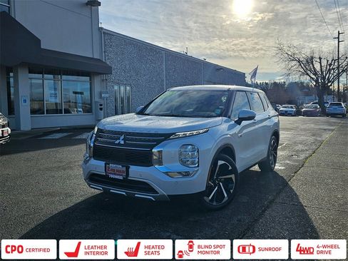 Used 2023 Mitsubishi Outlander SE image 1