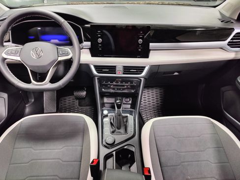 Used 2025 Volkswagen Taos SE image 17