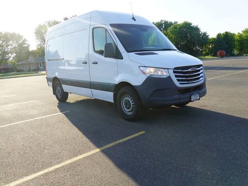 Used 2020 Freightliner Sprinter 2500 RWD image 2