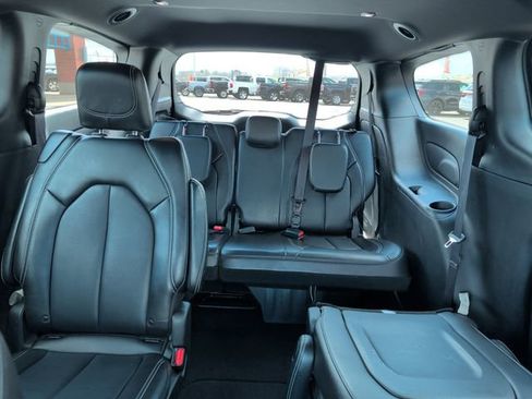 Used 2025 Chrysler Pacifica Select image 33