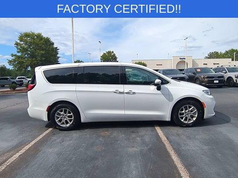 Certified 2023 Chrysler Pacifica Touring-L FWD image 6