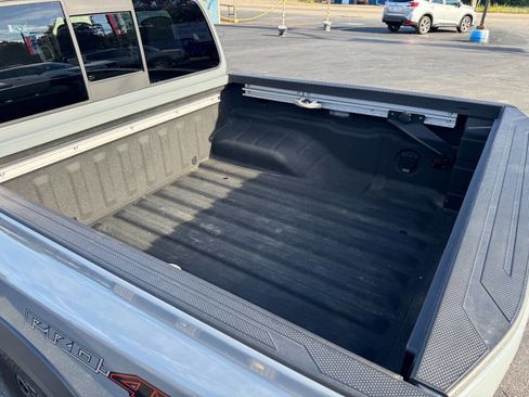 Used 2022 Nissan Frontier PRO-4X image 11