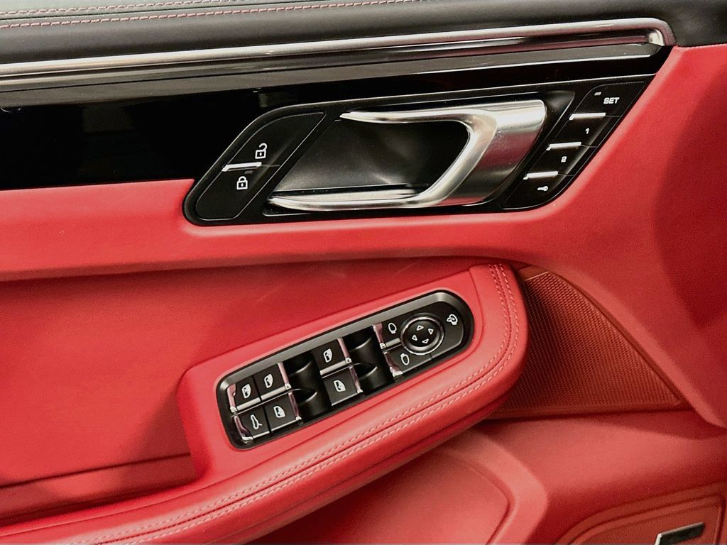 Certified 2025 Porsche Macan AWD/4WD image 19