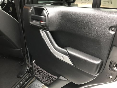 Used 2015 Jeep Wrangler Unlimited Sahara w/ Connectivity Group AWD/4WD image 17