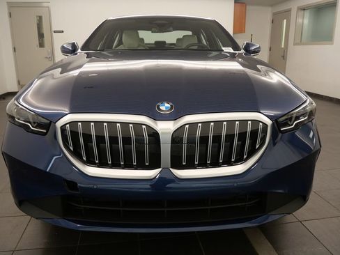 Used 2025 BMW 530i w/ Premium Package image 9