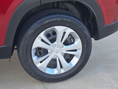 Used 2025 Chevrolet Trax LS FWD image 12
