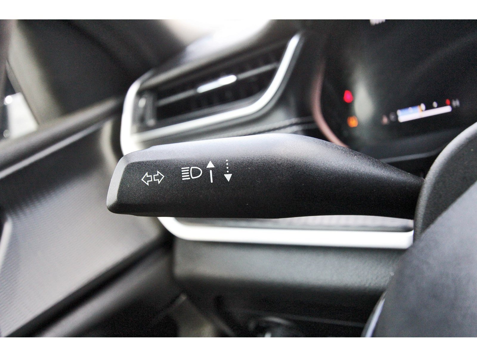 Used 2024 Jeep Grand Cherokee Altitude RWD image 21