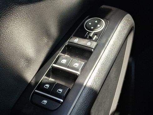 Used 2025 Kia Soul LX w/ LX Technology Package FWD image 24