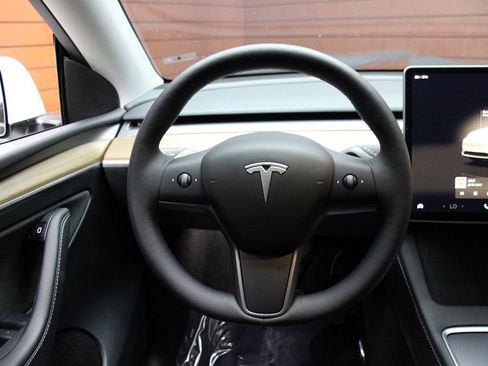 Used 2023 Tesla Model Y Long Range image 39