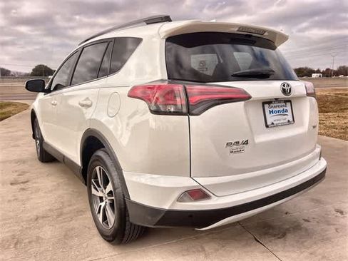 Used 2018 Toyota RAV4 XLE image 5