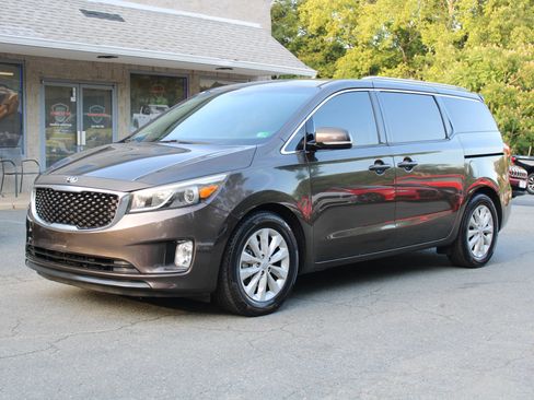 Used 2016 Kia Sedona EX FWD image 3