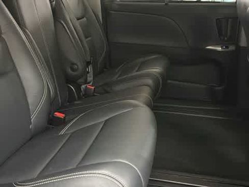 Used 2018 Toyota Sienna SE Premium FWD image 31
