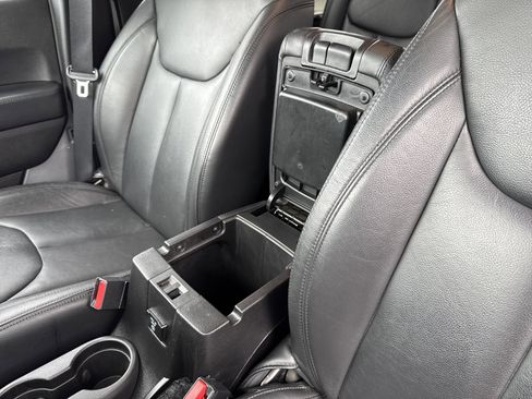 Used 2015 Jeep Wrangler Unlimited Sahara AWD/4WD image 11