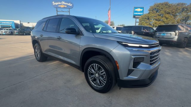 Used 2026 Chevrolet Traverse LT w/ Driver Confidence Package FWD image 2