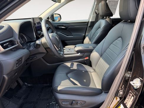 Used 2023 Toyota Highlander XLE AWD/4WD image 6