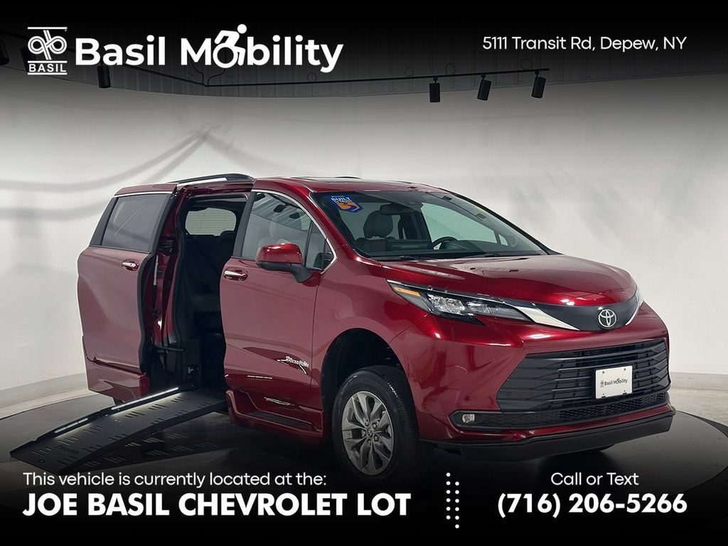 Used 2026 Toyota Sienna XLE FWD image 1