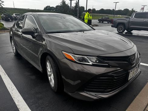 Used 2018 Toyota Camry LE FWD image 5