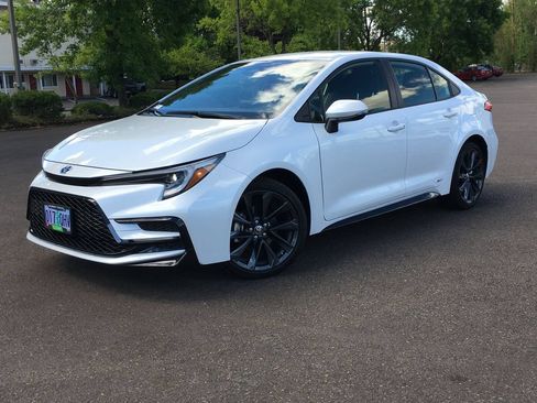 Used 2025 Toyota Corolla SE AWD/4WD image 1