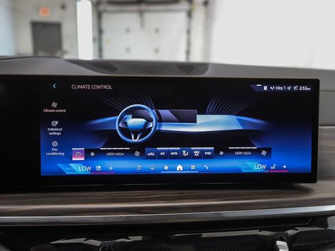 Used 2024 BMW X7 xDrive40i AWD/4WD image 18