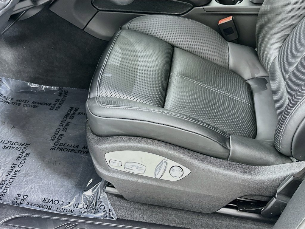 Certified 2025 Porsche Macan AWD/4WD image 22