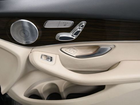 Used 2018 Mercedes-Benz GLC 300 4MATIC image 30