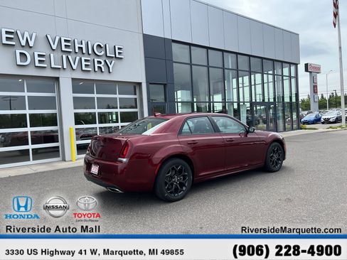 Used 2023 Chrysler 300 Touring L w/ Comfort Group image 9