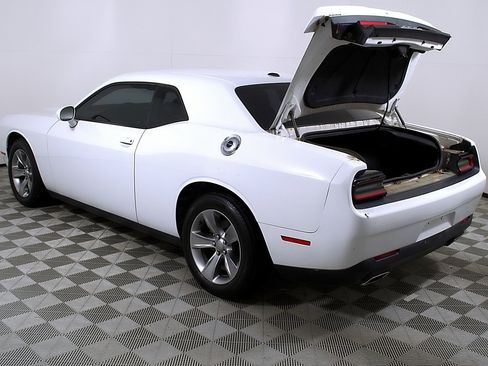 Used 2019 Dodge Challenger SXT image 10