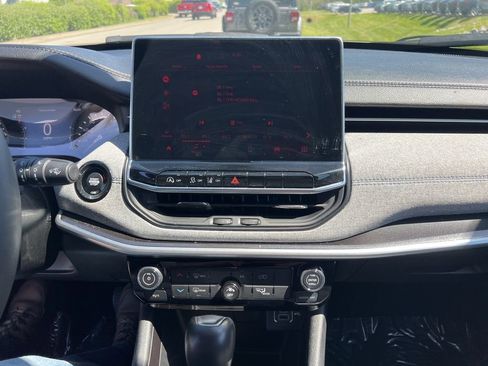 Used 2024 Jeep Compass Latitude image 8