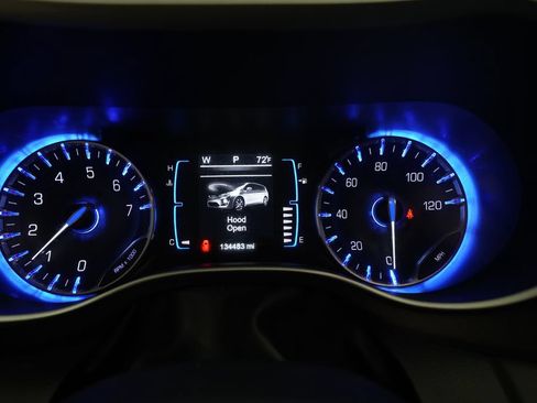 Used 2017 Chrysler Pacifica Touring-L w/ Tire & Wheel Group FWD image 2