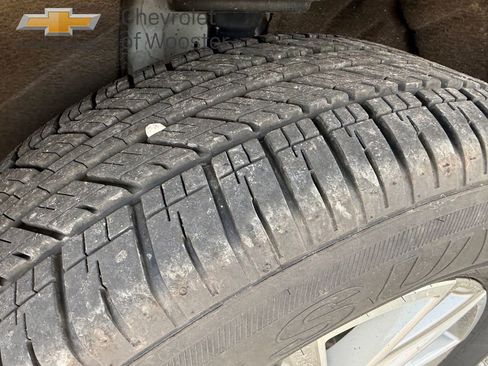 Used 2023 Chevrolet Traverse LT FWD image 11