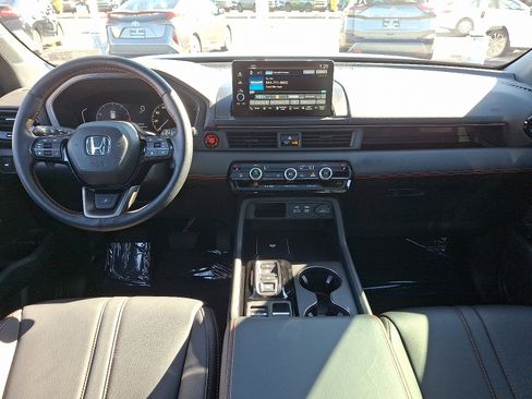Used 2025 Honda Pilot TrailSport image 11