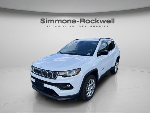 Used 2022 Jeep Compass Latitude image 1
