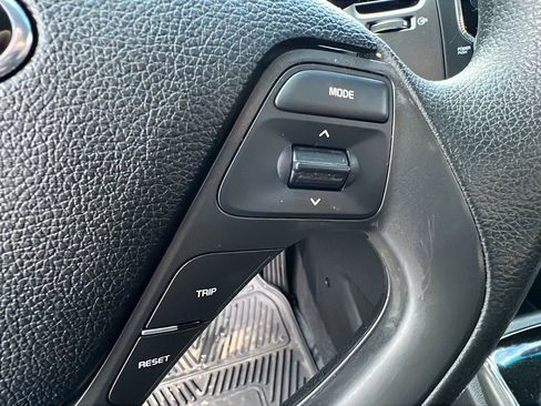 Used 2017 Kia Forte LX image 18