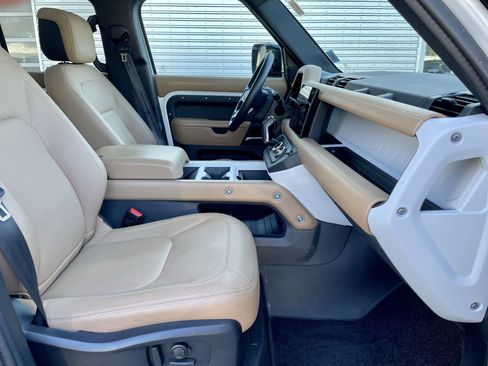 Used 2025 Land Rover Defender 110 X-Dynamic SE image 15