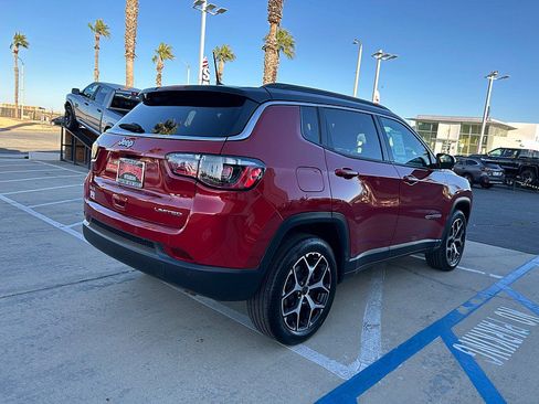 Used 2025 Jeep Compass Limited image 3