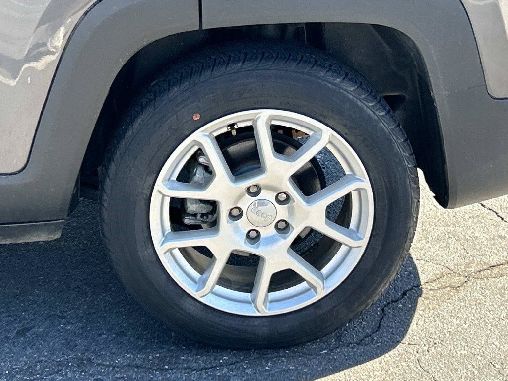 Used 2020 Jeep Renegade Latitude FWD image 13