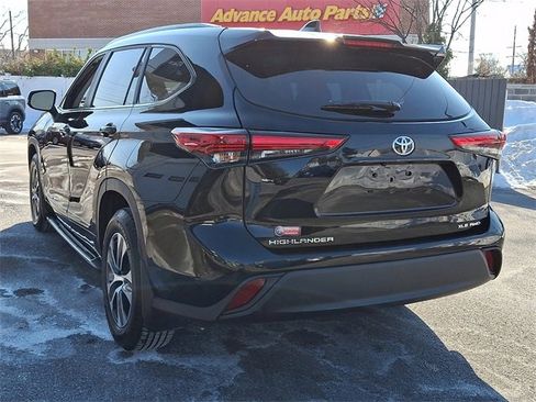 Used 2023 Toyota Highlander XLE image 4