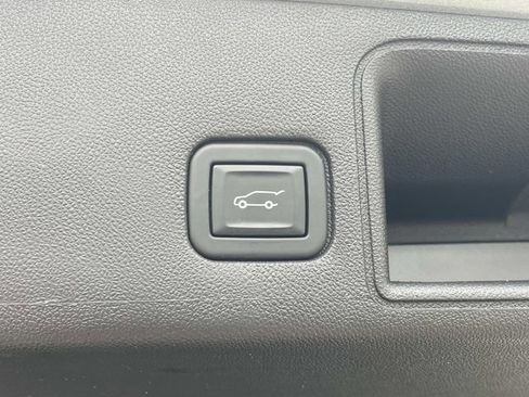 Used 2023 GMC Terrain SLT w/ Tech Package FWD image 9