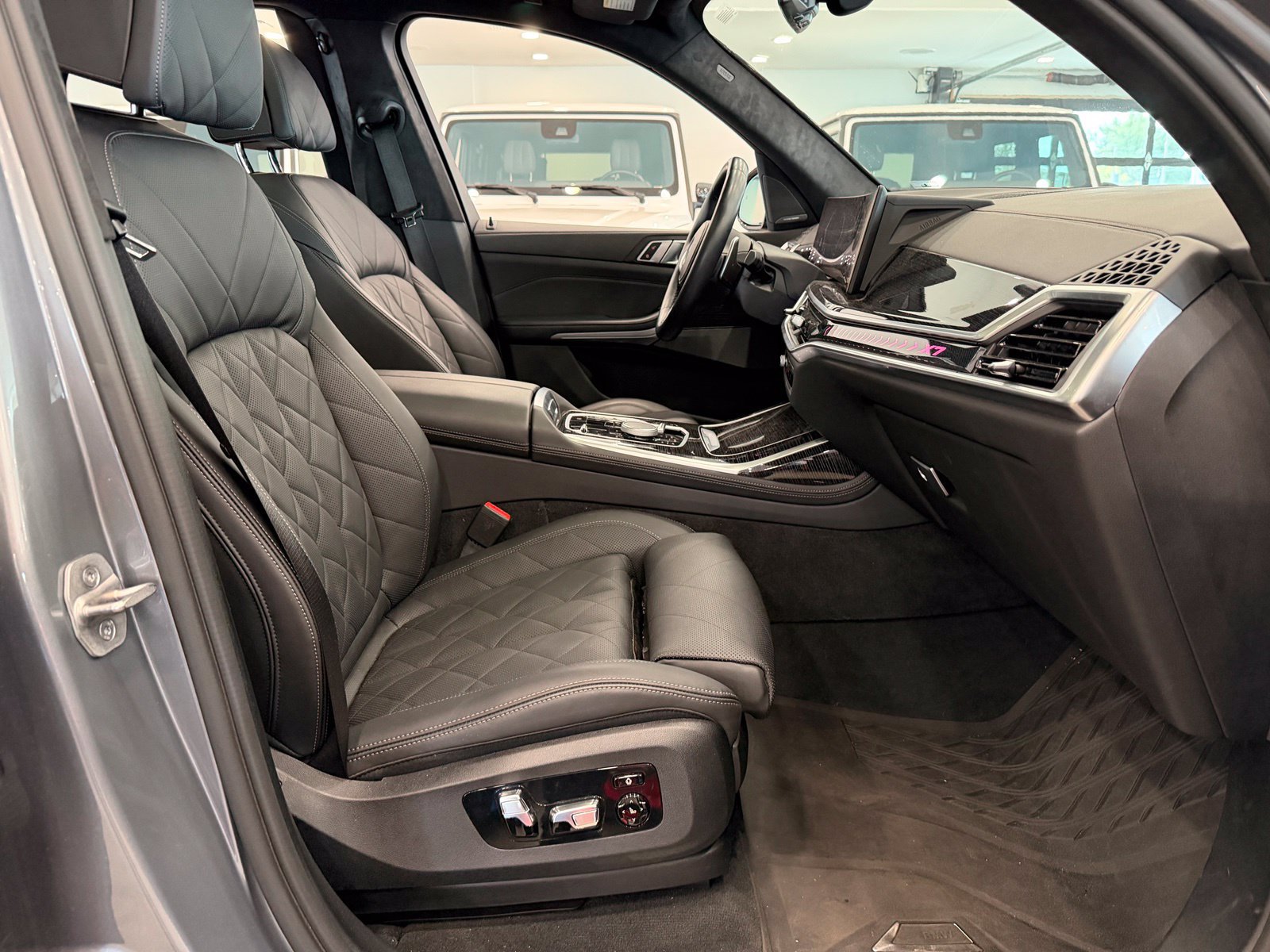 Used 2023 BMW X7 xDrive40i w/ M Sport Package AWD/4WD image 28