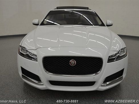 Used 2020 Jaguar XF Premium image 4