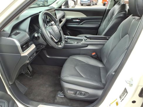 Certified 2024 Toyota Grand Highlander AWD image 15