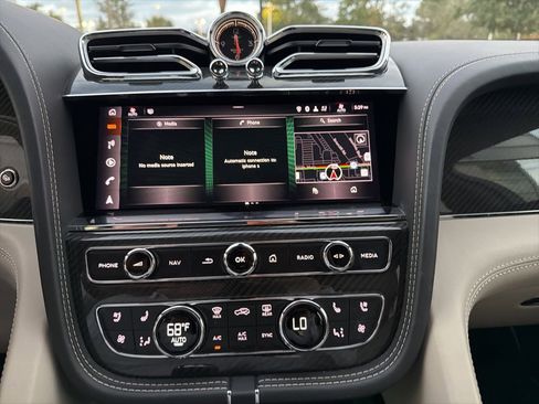 Used 2021 Bentley Bentayga image 34